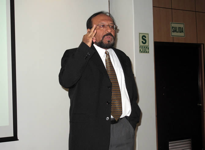 Exponen sobre desarrollo de antenas para nanotecnología en la UCSP